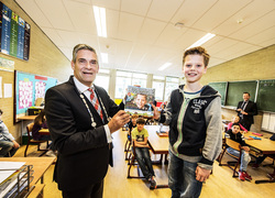 Overhandiging eerste exemplaar met links Burgemeester Frits Naafs, rechts Nils Venmans