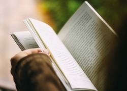 Schrijfster en scholieren schrijven samen een boek in Driebergen